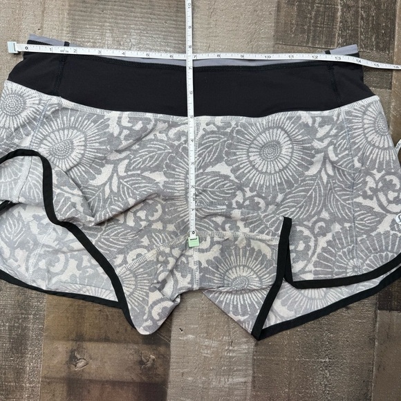 Lululemon Run Ultra Short ll Beachy Floral White Fossil/Black size 4 - Picture 11 of 14